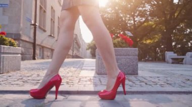 Kırmızı ayakkabılı seksi kadın bacakları