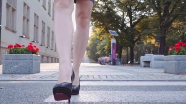 Seksi kadın bacakları şehirde yürüyüş
