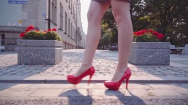 Kırmızı ayakkabılı seksi kadın bacakları