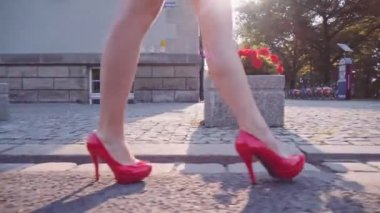 Kırmızı ayakkabılı seksi kadın bacakları