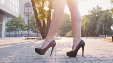 seksi kadın bacaklar siyah ayakkabı