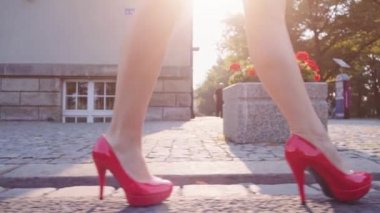 Kırmızı ayakkabılı seksi kadın bacakları