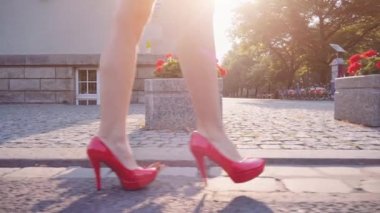 Kırmızı ayakkabılı seksi kadın bacakları