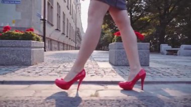 Kırmızı ayakkabılı seksi kadın bacakları