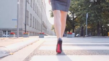 Seksi kadın bacakları şehirde yürüyüş