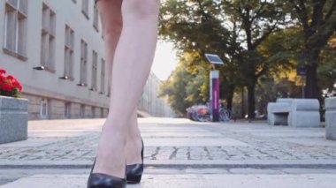 Seksi kadın bacakları şehirde yürüyüş