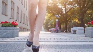 Seksi kadın bacakları şehirde yürüyüş