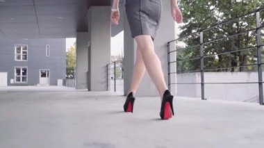 seksi kadın bacaklar siyah ayakkabı