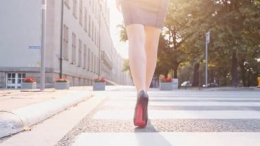 Seksi kadın bacakları şehirde yürüyüş