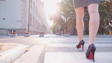 Seksi kadın bacakları şehirde yürüyüş