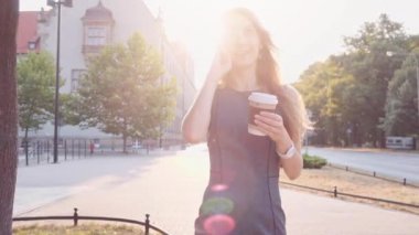 Şehirde yürüme çekici kadın