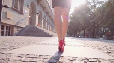 Kırmızı ayakkabılı seksi kadın bacakları