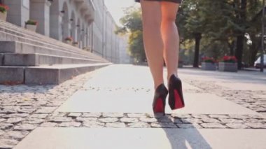 Seksi kadın bacakları şehirde yürüyüş