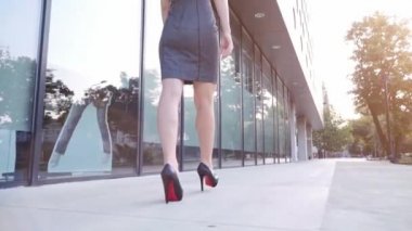 seksi kadın bacaklar siyah ayakkabı