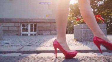 Kırmızı ayakkabılı seksi kadın bacakları