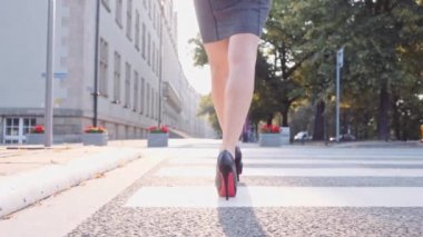 Seksi kadın bacakları şehirde yürüyüş