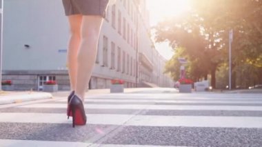 Seksi kadın bacakları şehirde yürüyüş