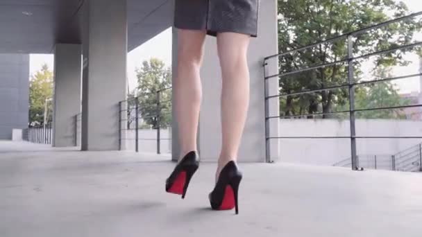 Σέξι γυναίκα τα πόδια στα παπούτσια μαύρο — Αρχείο Βίντεο