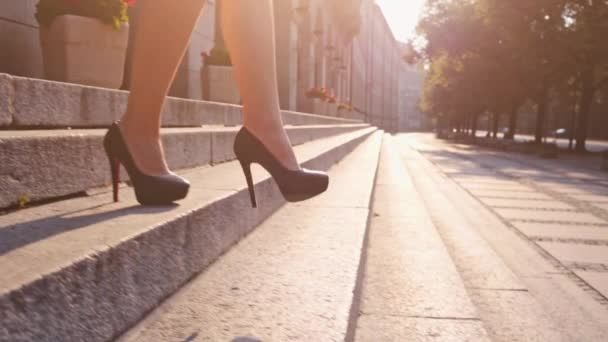 Sexy mujer de negocios en zapatos negros caminando — Vídeo de stock