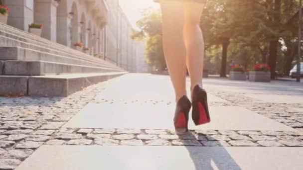 Σέξι γυναίκα τα πόδια, περπατώντας στην πόλη — Αρχείο Βίντεο