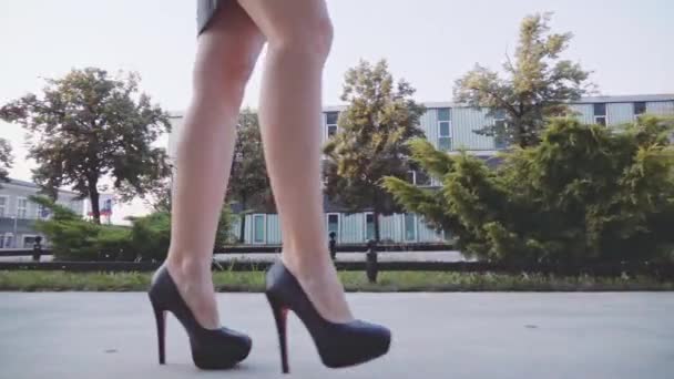 Sexy mulher pernas em sapatos pretos — Vídeo de Stock