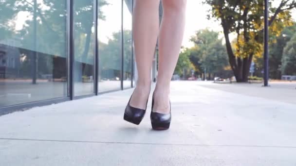 Sexy Frauenbeine in schwarzen Schuhen — Stockvideo