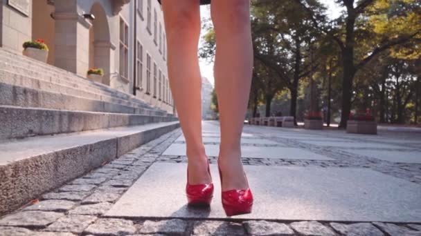 Sexiga kvinna ben i röda skor — Stockvideo