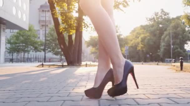 Gambe donna sexy in scarpe nere — Video Stock