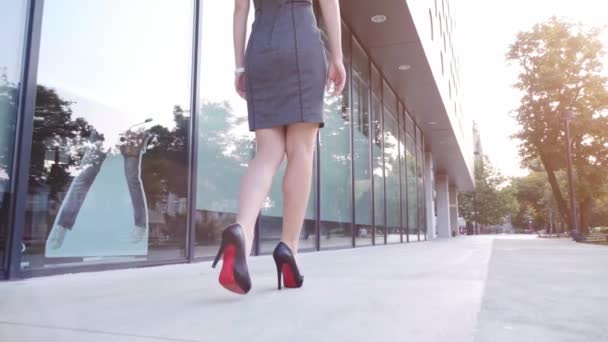 Sexy mulher pernas em sapatos pretos — Vídeo de Stock