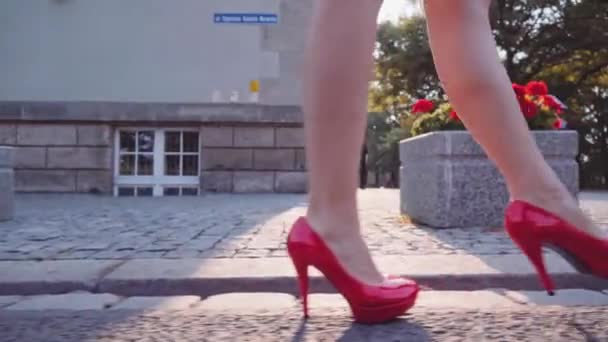 Σέξι γυναικεία πόδια σε κόκκινα παπούτσια — Αρχείο Βίντεο