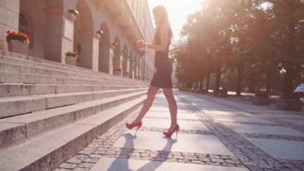 Sexy kobieta w czerwone buty spaceru — Wideo stockowe