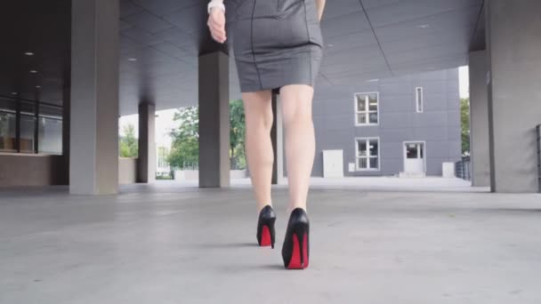 Sexy vrouw benen in zwarte schoenen — Stockvideo