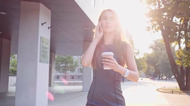 Attraktiva affärskvinna promenader i city — Stockvideo