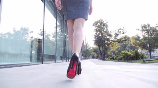 Σέξι γυναίκα τα πόδια στα παπούτσια μαύρο — Αρχείο Βίντεο