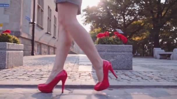 Сексуальные женские ноги в красных туфлях — стоковое видео