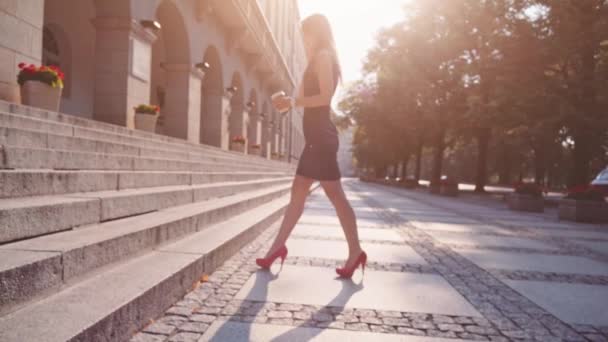 Mujer sexy en zapatos rojos caminando — Vídeo de stock