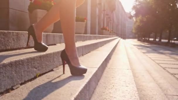 Sexy moderátorka v černých botách chodit — Stock video