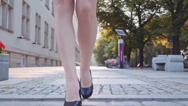 Sexy vrouw benen lopen in de stad — Stockvideo