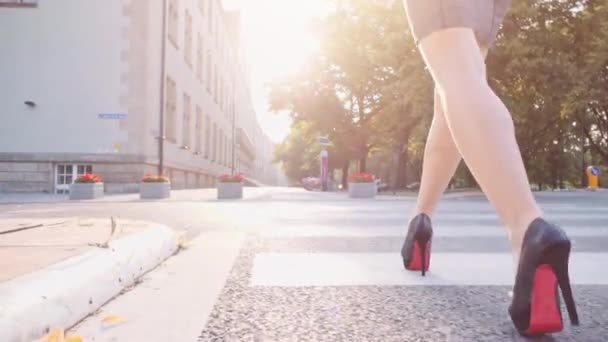Сексуальные женские ноги, прогулки по городу — стоковое видео