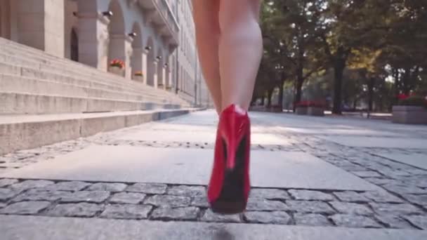 Piernas de mujer sexy en zapatos rojos — Vídeo de stock