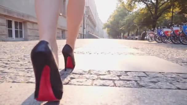 Σέξι γυναίκα τα πόδια, περπατώντας στην πόλη — Αρχείο Βίντεο