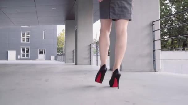 Sexy mulher pernas em sapatos pretos — Vídeo de Stock