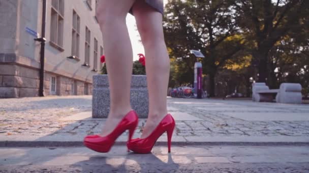 Sexy žena nohy v červených botách — Stock video