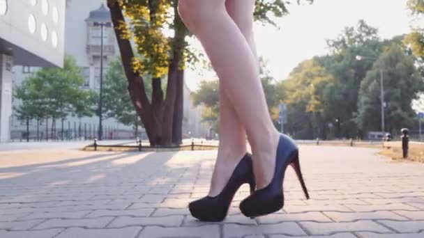 Sexy Frauenbeine in schwarzen Schuhen — Stockvideo