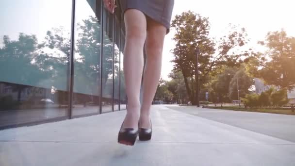 Sexy mulher pernas em sapatos pretos — Vídeo de Stock