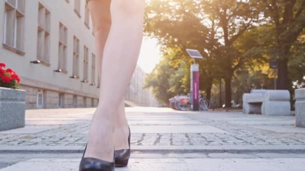 Sexy mujer piernas caminando en la ciudad — Vídeo de stock