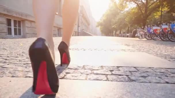 Sexy femme jambes de marche en ville — Video