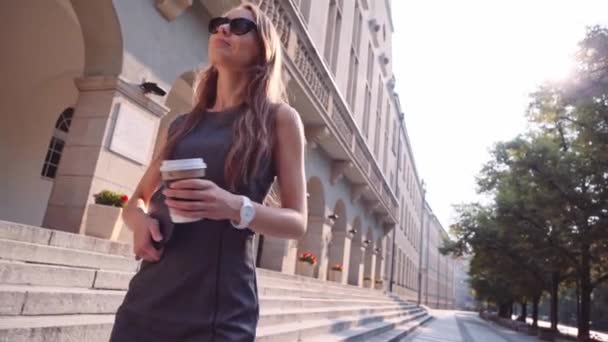 Приваблива ділова жінка з цифровим планшетом — стокове відео