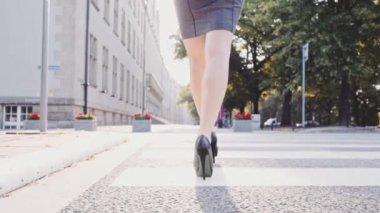 seksi kadın bacaklar siyah ayakkabı