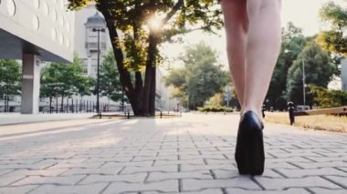 seksi kadın bacaklar siyah ayakkabı 